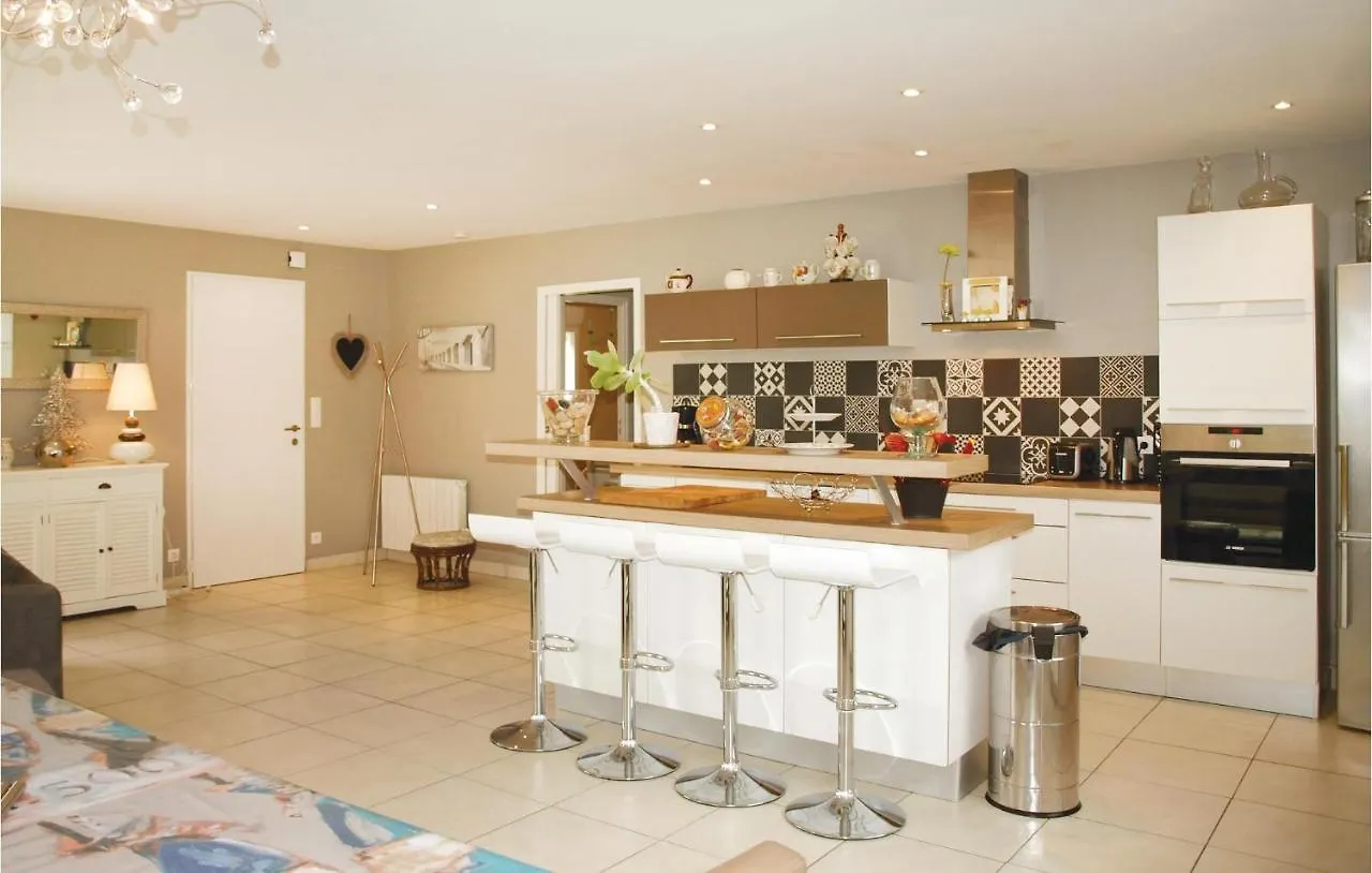 3 Bedroom Pet Friendly Home In Trélévern Vakantiehuis