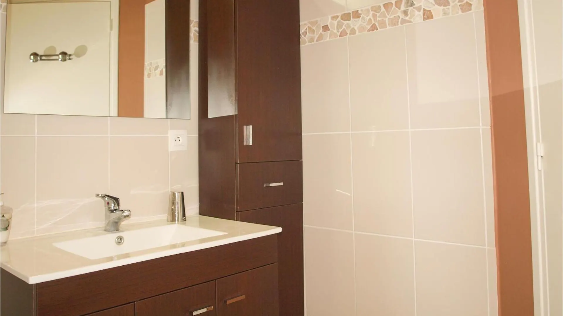3 Bedroom Pet Friendly Home In Trélévern Frankrijk