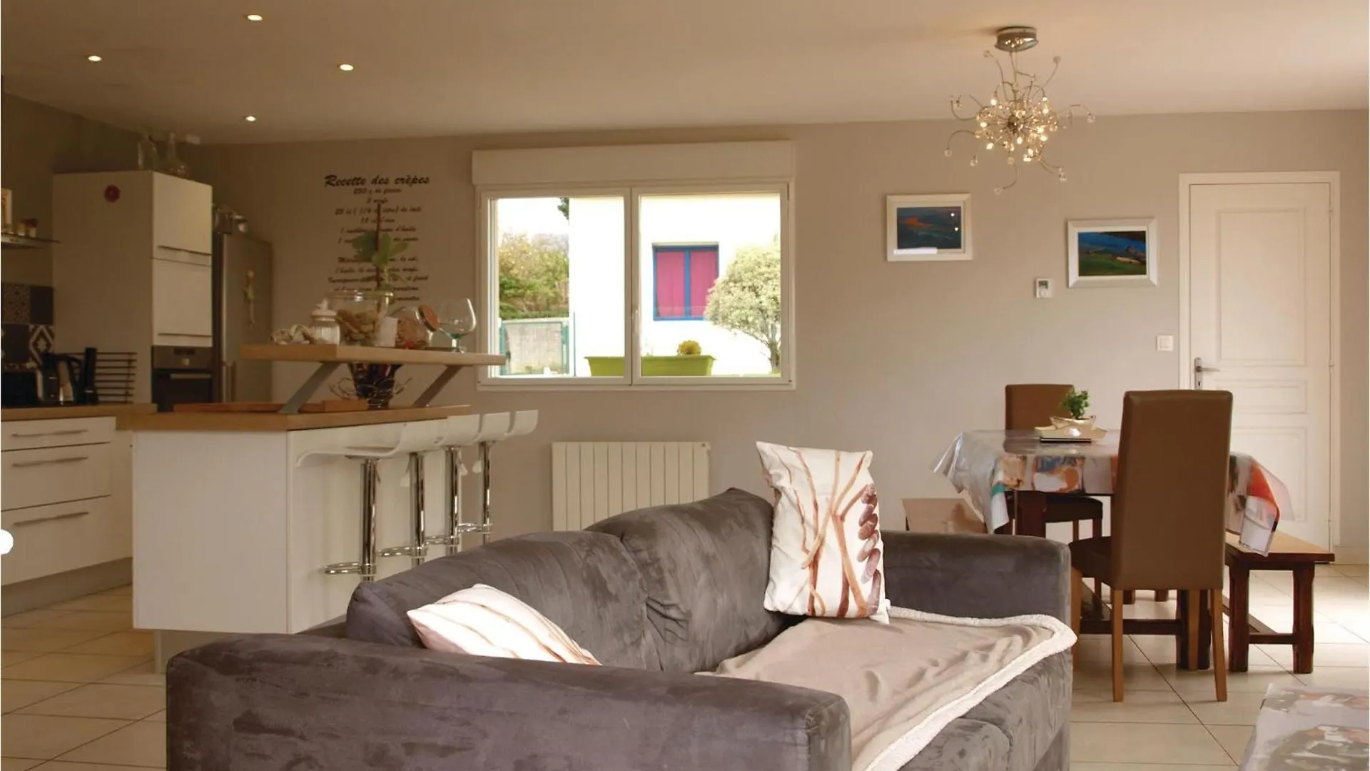 3 Bedroom Pet Friendly Home In Trélévern Frankrijk