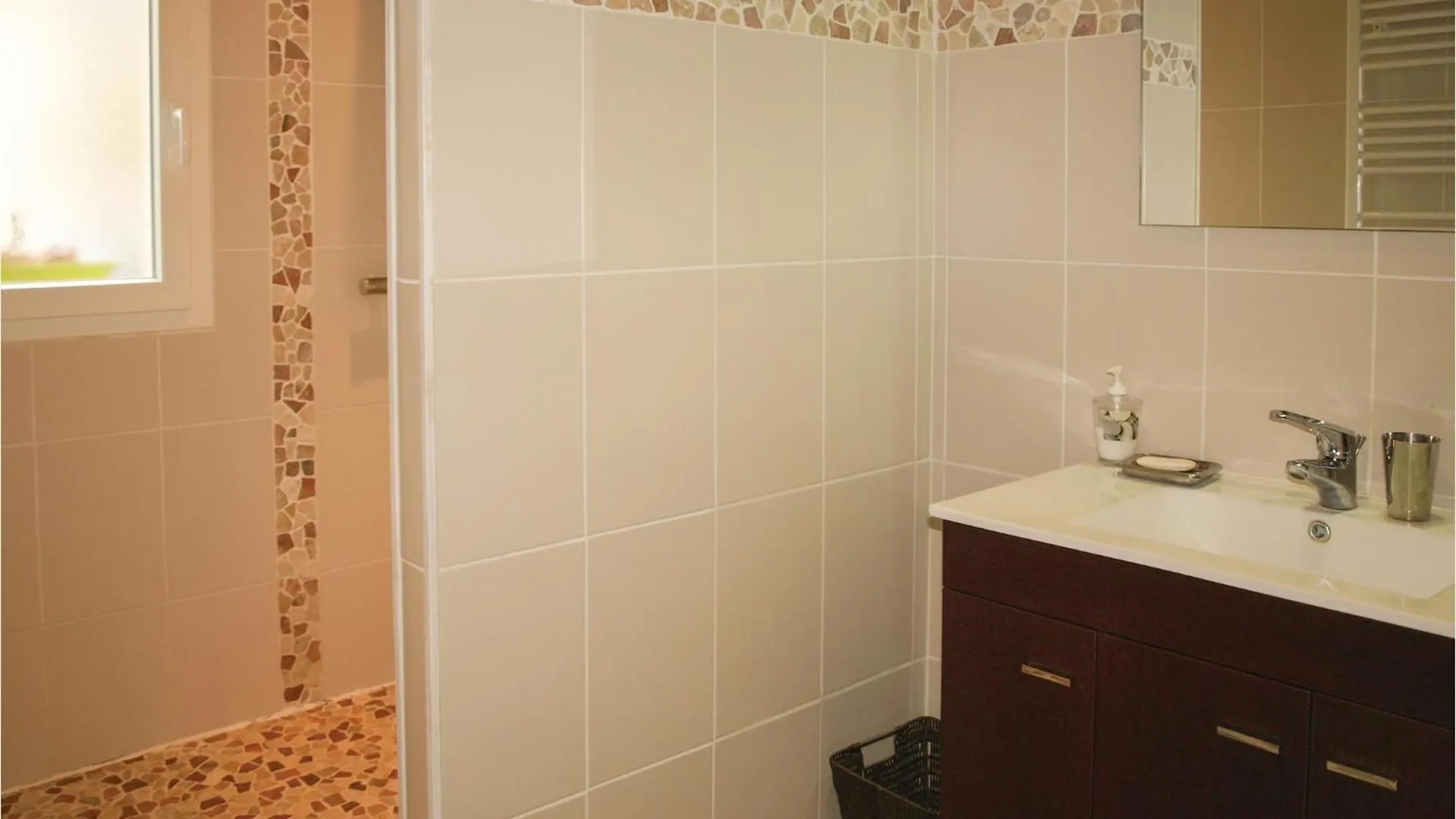 3 Bedroom Pet Friendly Home In Trélévern 0*,  Frankrijk