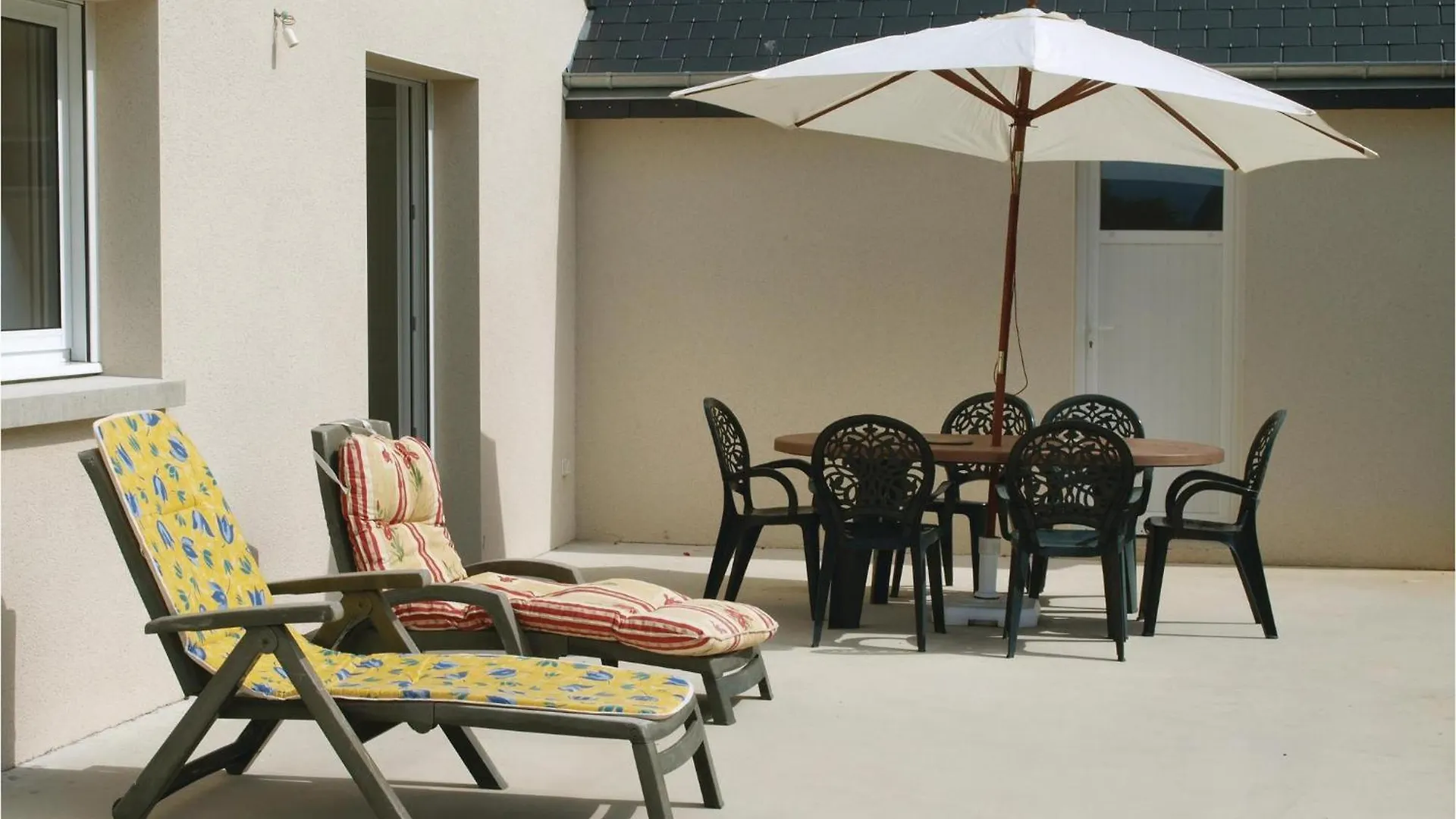3 Bedroom Pet Friendly Home In Trélévern 0*,