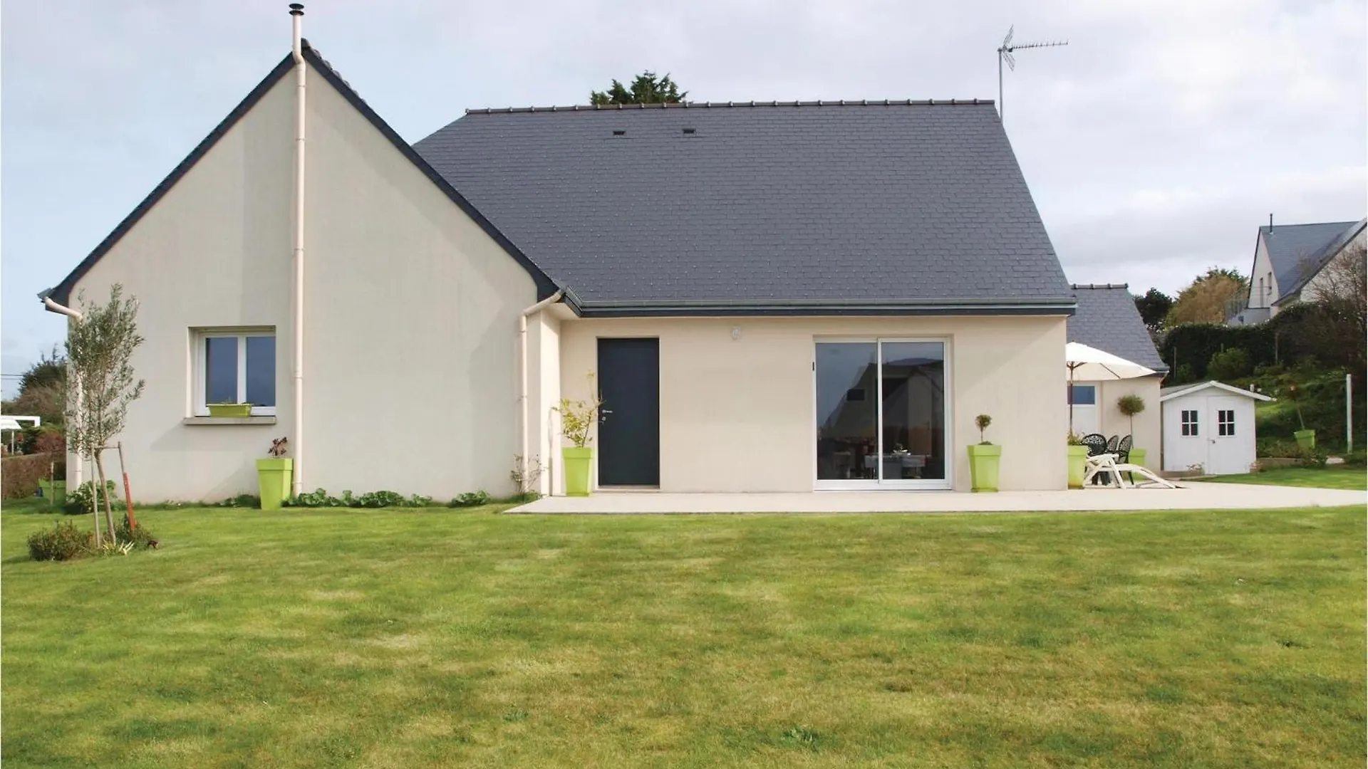 3 Bedroom Pet Friendly Home In Trélévern Vakantiehuis