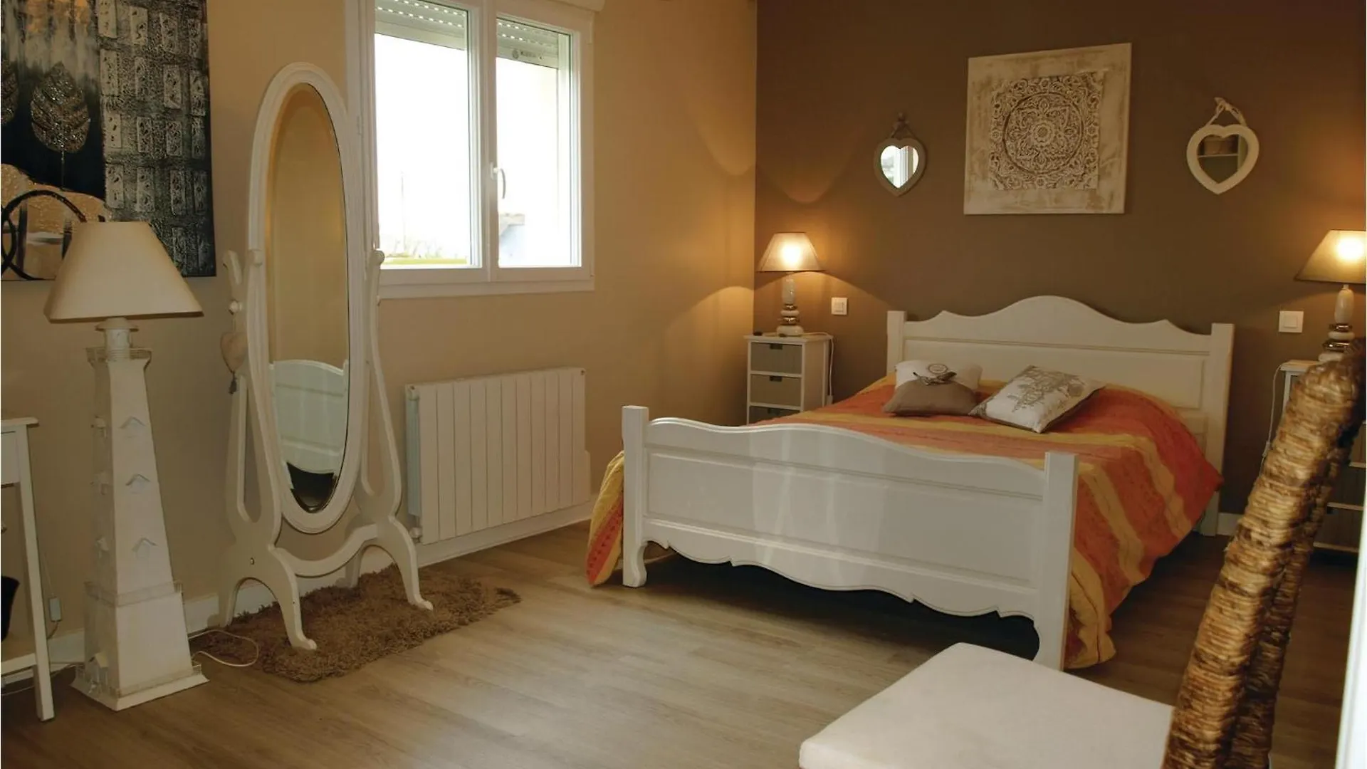 3 Bedroom Pet Friendly Home In Trélévern 0*,  Frankrijk